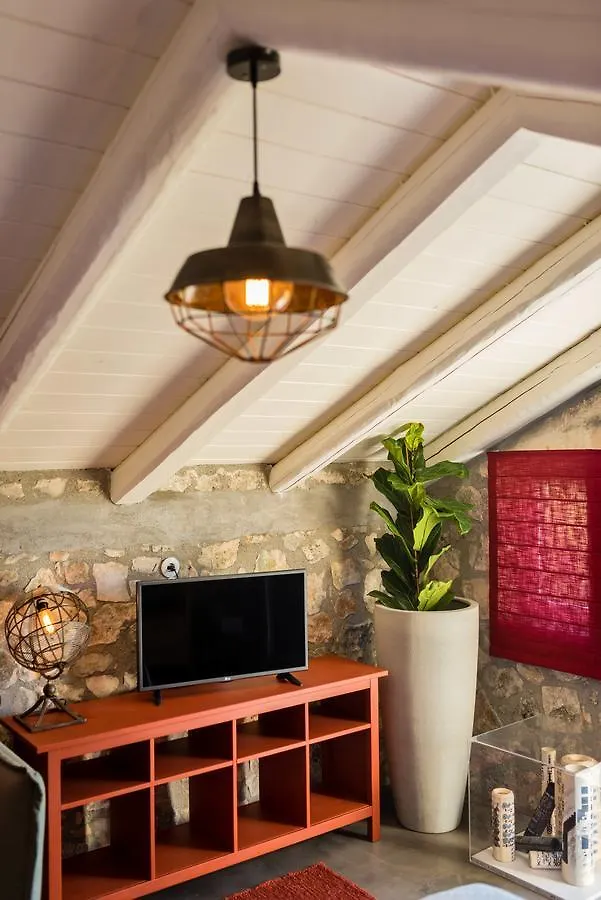 North Point Rooms Antipata  Bed & Breakfast